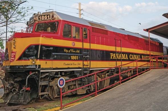 El Ferrocarril de Panamá. Es el primer ferrocarril transcontinental del mundo; se utiliza para conectar embarques y contenedores que pasan por el Canal de Panamá. Lo que mucha gente no sabe es que también les acepta el paso a pasajeros para gozar de un gran paseo en tren.