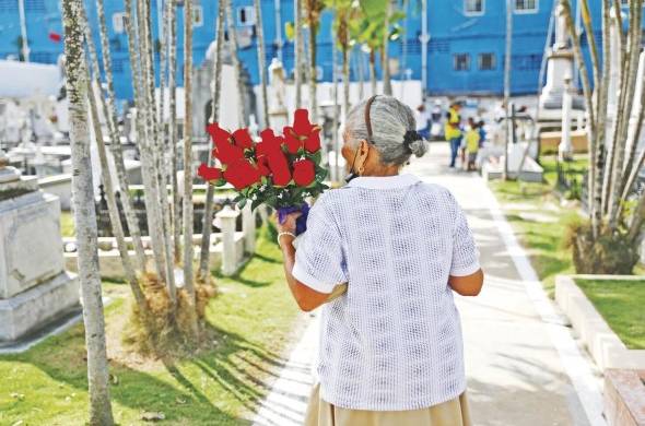 Panameños recuerdan a sus difuntos en el Día de los Muertos.