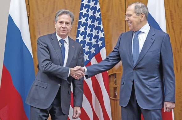 El secretario de Estado de EE.UU., Antony Blinken (i), y su homólogo ruso, Serguéi Lavrov (d), en una fotografía de archivo.