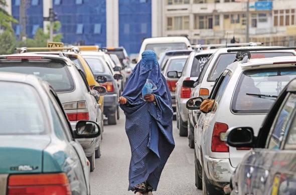 Una mujer afgana pide caridad en una calle de Kabul. Muchas mujeres han quedado desprotegidas con la llegada del Taliban al poder.
