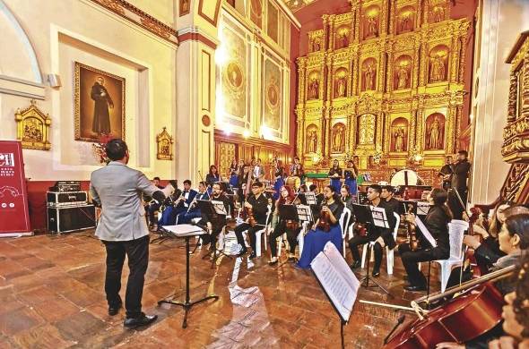 La Orquesta de Cámara está formada por 25 músicos, en diversos instrumentos de viento, madera, entre otros.