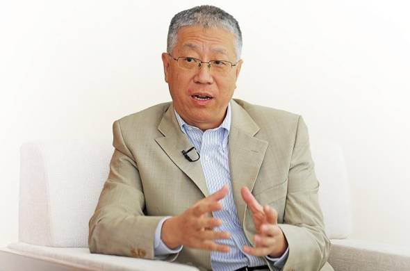 El embajador de la República Popular China en Panamá, Wei Qiang, durante la entrevista con 'La Decana'