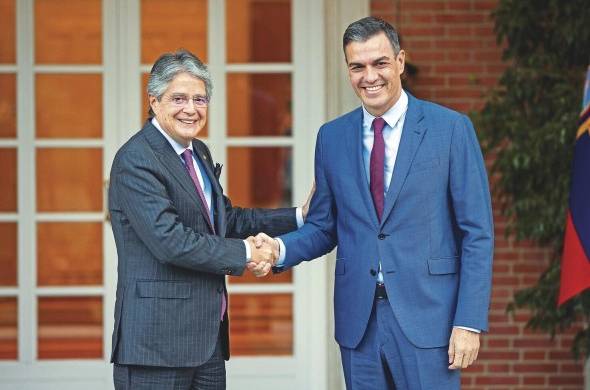 El presidente del Gobierno español, Pedro Sánchez (d), recibía al presidente de Ecuador, Guillermo Lasso (i), el pasado 4 de noviembre en Madrid