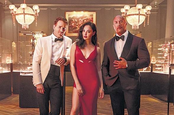 'Alerta Roja', dirigida por Rawson Marshall Thurber, dispone de un reparto integrado por Dwayne Johnson, Ryan Reynolds y Gal Gadot. Se estrenará este 12 de noviembre en Netflix.