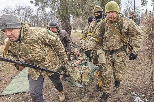 Miembros de las Fuerzas de Defensa Territorial asisten a una sesión de entrenamiento sobre técnicas de primeros auxilios, este miércoles, en Kiev.