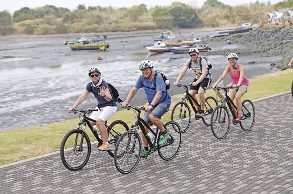 Los turistas llegan pedaleando al Casco Antiguo.
