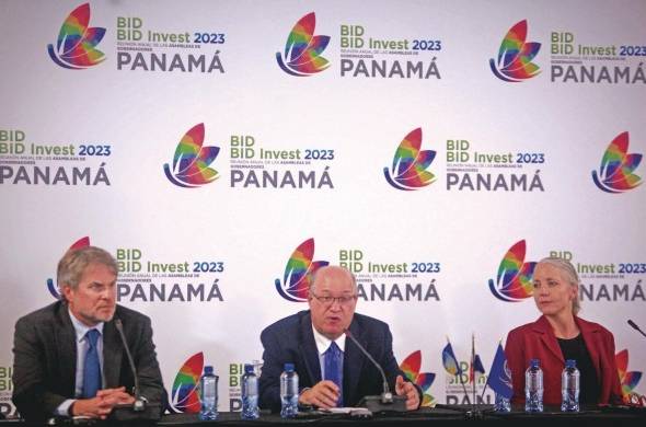 El nuevo presidente del Banco Interamericano de Desarrollo (BID), Ilan Goldfajn (c) habla en conferencia de prensa.