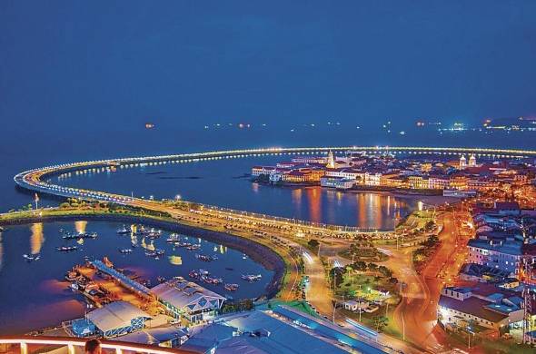 A la ciudad de Panamá se le conoce como puente del mundo corazón del universo.