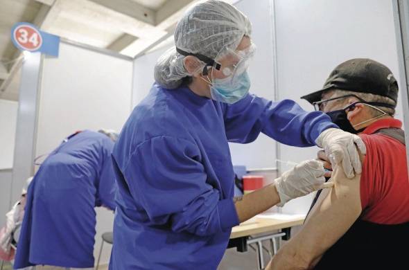 Las autoridades del Minsa reiteran a la población acudir a vacunarse contra la covid-19.