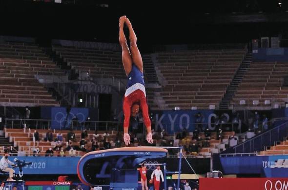 Simone Biles durante la competencia de salto femenino de gimnasia artística en Tokio.