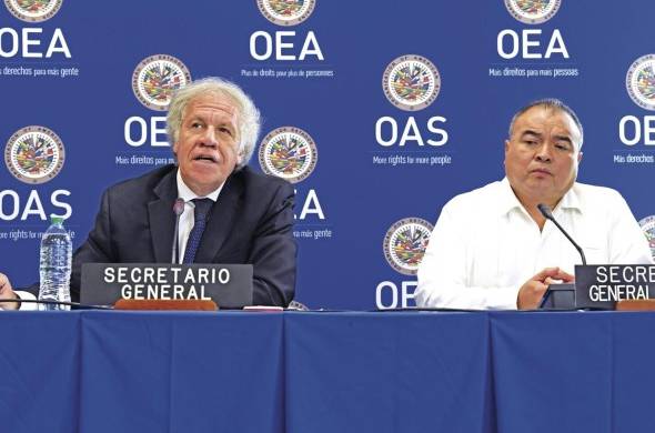 El secretario general y el secretario general adjunto de la OEA, Luis Almagro y Nestor Mendez, hablan durante una rueda de prensa.