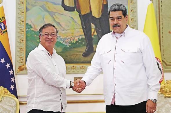 El presidente de Venezuela, Nicolás Maduro (d), se reunió con su homólogo de Colombia, Gustavo Petro, este martes, en el Palacio de Miraflores, en Caracas (Venezuela).