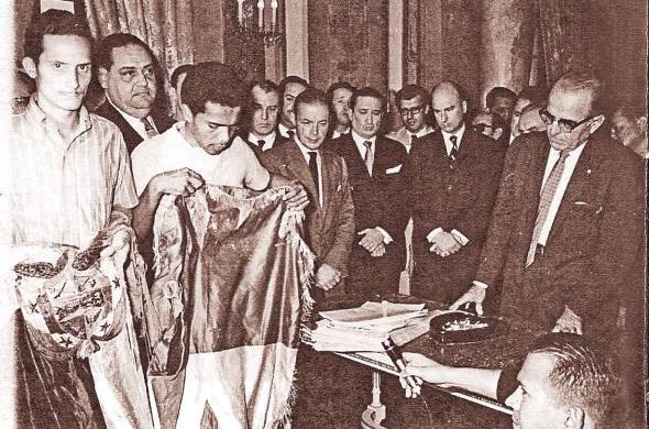 Elexpresidente de Panamá Roberto F Chiari junto a los jóvenes que participaron de la gesta del 9 enero de 1954.