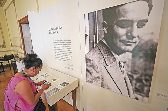Una mujer observa pertenencias y obras del nobel Octavio Paz y su mujer María José expuestas en el centro cultural inaugurado el pasado viernes en México.
