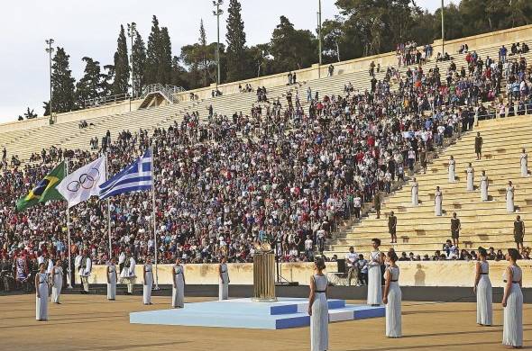 Vista general de la ceremonia de entrega de la antorcha olímpica en el estadio Panathinaikós en abril de 2016, sede de los Juegos de Atenas de 1896.