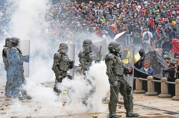 Enfrentamientos entre la policía colombiana y manifestantes, en la Plaza de Bolívar de Bogotá (Colombia).