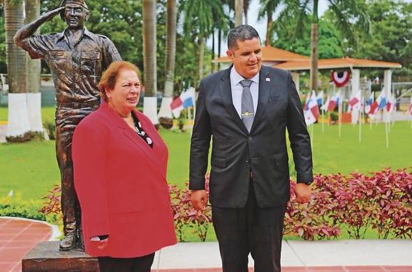 El ministro de Seguridad, Juan Pino, y la embajadora Mari Carmen Aponte