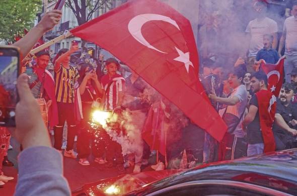 Simpatizantes de Erdogan, salen a festejar su victoria en las urnas.