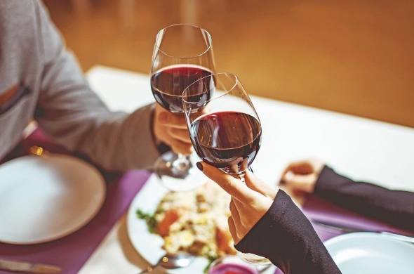El vino tinto, en particular, puede estar vinculado de manera indirecta a la función sexual, debido a sus beneficios potenciales para la salud del corazón.