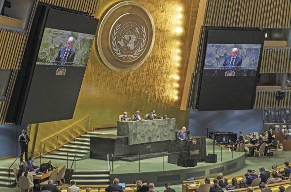 El embajador ruso ante la ONU, Vasili Nebenzia, habla durante una sesión especial sobre Ucrania en la Asamblea General de las Naciones Unidas.
