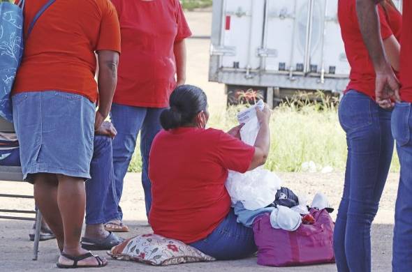 Los parientes aprovechan la visita mensual para llevar alimentos y artículos de aseo a los detenidos.
