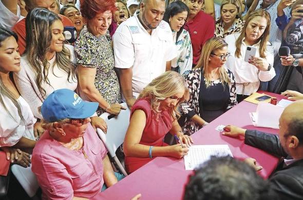 Momentos en que la diputada Yanibel Ábrego oficializa su candidatura para las primarias de CD.