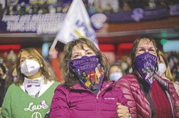 Mujeres al participar en el 'Caupolicanazo feminista' (mitin político), para incentivar a votar por la opción 'Apruebo' de la nueva Constitución.