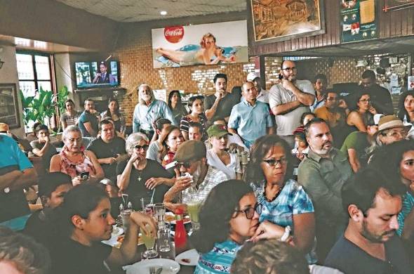 El público, ansioso de escuchar la historia del Arrabal de Santa Ana en el Café Coca Cola.