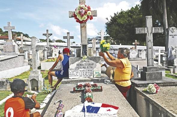 En las tumbas que estaban siendo visitadas, se apreciaban banderas, fotografías, grama artificial, piedras decorativas, cruces y figuras de santos.