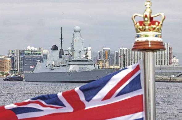 El HMS Diamond, un destructor de defensa aérea de la Marina Real del Reino Unido, llegó a Londres para la coronación de Carlos III y Camila de Gran Bretaña.