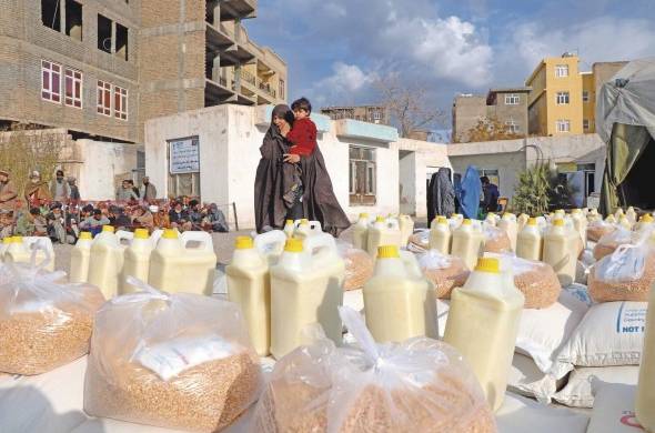 Familias en Afganistán reciben comida del Programa Mundial de Alimentos.