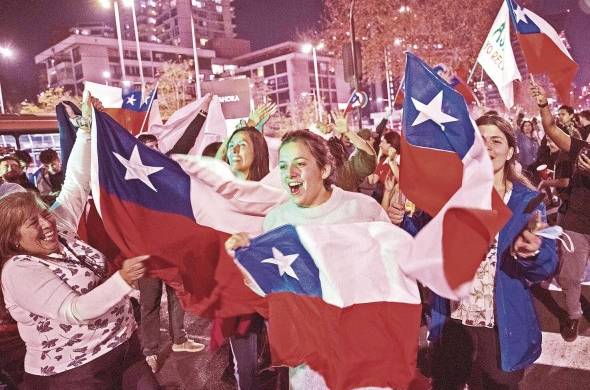 Adherentes de la opción “Rechazo” celebran hoy el resultado del plebiscito constitucional, en la comuna de Las Condes en Santiago (Chile).