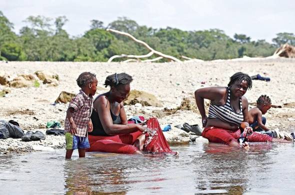 Tras cinco días de recorrido por la selva, los migrantes aprovechan las fluentes de agua para el aseo personal