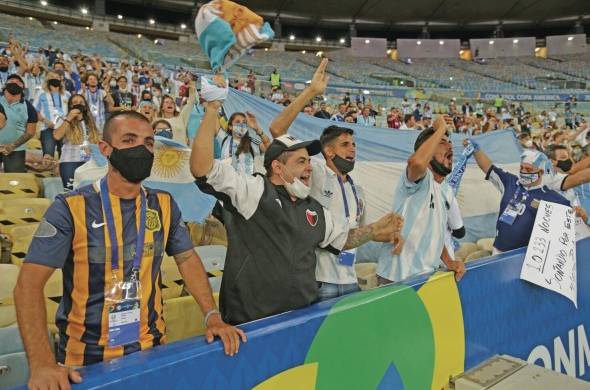 Aficionados de Argentina fueron registrados el pasado sábado, durante la final de la Copa América entre Argentina y Brasil, en el estadio Maracaná de Río de Janeiro (Brasil).