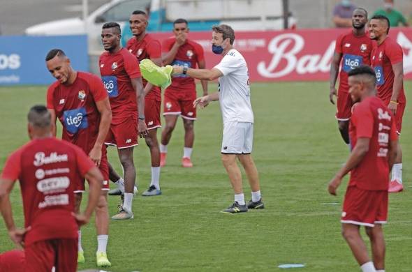 Imagen de archivo del director técnico Thomas Christiansen (c) mientras dirige un entrenamiento en la selección de fútbol de Panamá.