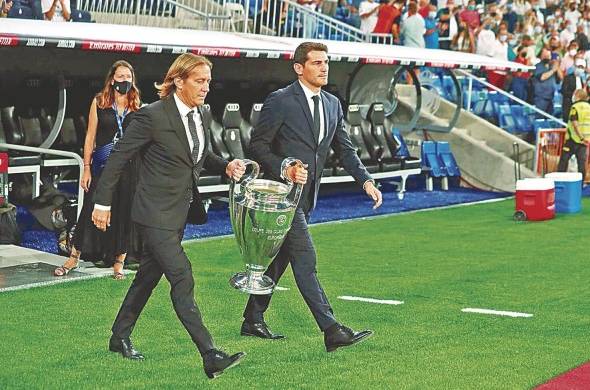 Los exjugadores Míchel Salgado (i) e Iker Casillas, durante el homenaje al expresidente Lorenzo Sanz.