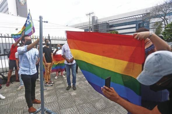 Izada de la bandera del 'orgullo gay' en las afueras de la Asamblea Nacional.