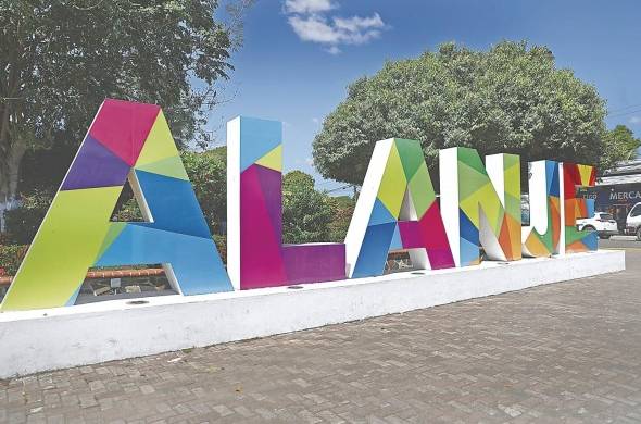 Alanje Provincia de Chiriquí Un enorme letrero, en colores vivos, da la bienvenida a los visitantes en “Alanje”.