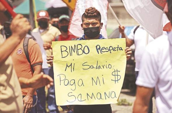 Trabajadores de la empresa Bimbo protestan por mejoras salariales.
