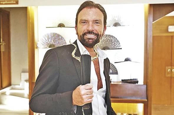 El diseñador Olivier Bernoux, creador de sofisticados abanicos en su taller en Madrid.