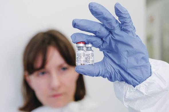 Una investigadora rusa muestra la vacuna.