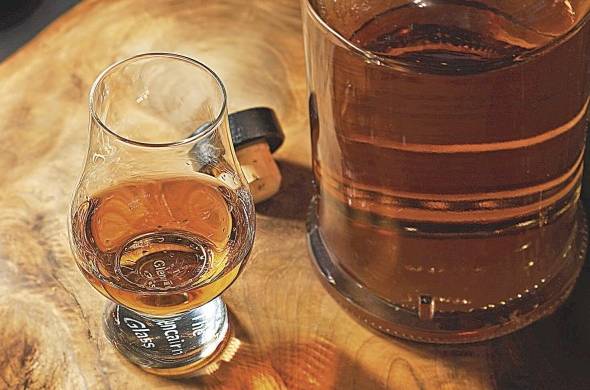 El whisky también es conocido como whiskey, wisky o güisqui.