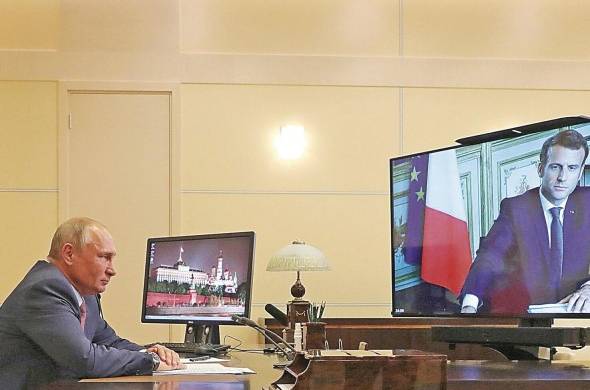 Imagen de archivo de una conversación por videoconferencia entre el presidente ruso Vladimir Putin (i) y el francés Emmanuel Macron (en la pantalla).