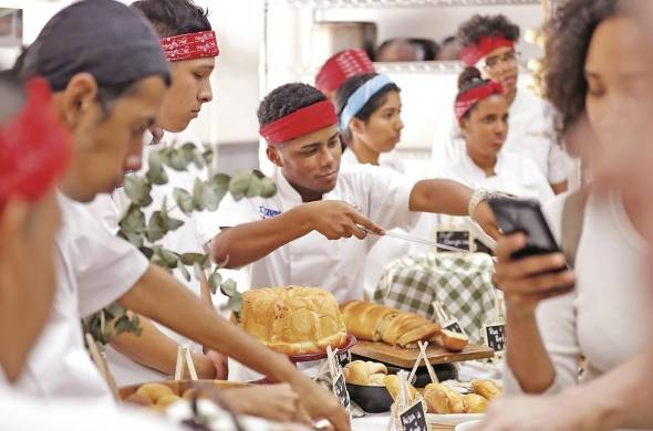 Jóvenes panameños que se capacitan en el Programa de Asistentes para Chefs JUPÁ ofrecieron una degustación al finalizar su curso de panadería.