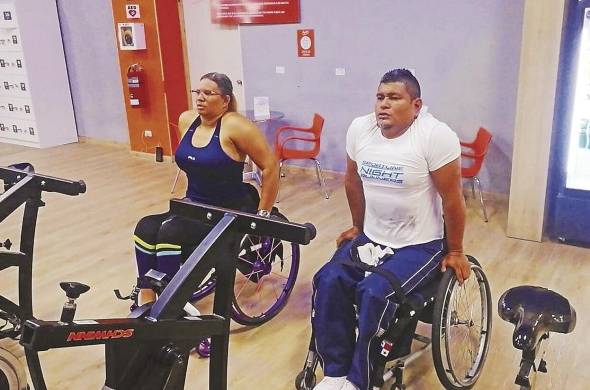 Iveth Valdés, paratleta, junto a Gertrudis Ortega, ganador de la medalla de bronce en los Juegos Parapanamericanos 2019.