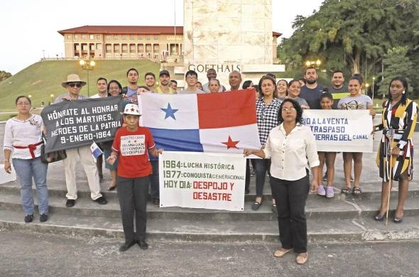 Un grupo de panameños se reunió en la tarde de ayer frente al Edificio de la Administración del Canal, para rendir un homenaje a los mártires del 9 de enero. Hoy se conmemoran los 56 años de la gesta patriótica.