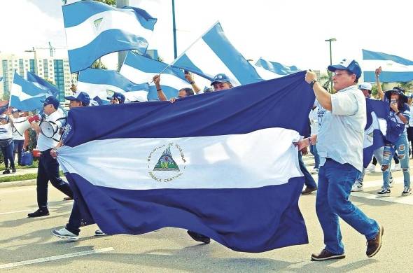 Nicaragüenses marchan por el quinto aniversario del estallido de las protestas de 2018.