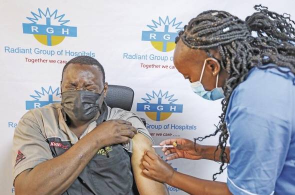 Un hombre es vacunado contra la covid-19 en un hospital de Nairobi.