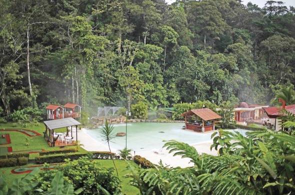 Vista de un hotel con aguas termales en la zona de La Fortuna de San Carlos. al norte de San José (Costa Rica).