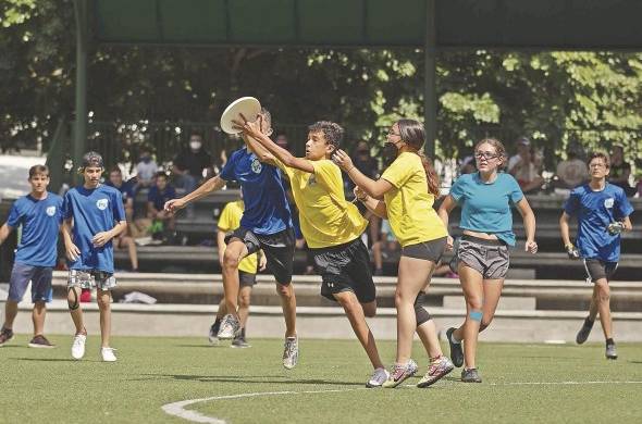 El Ultimate Frisbee se juega en un campo rectangular con dos zonas de anotación.